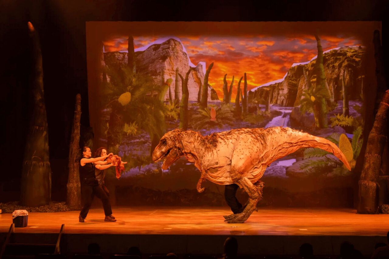 リアル恐竜ショー「恐竜パーク」ショーの様子：ティラノサウルス