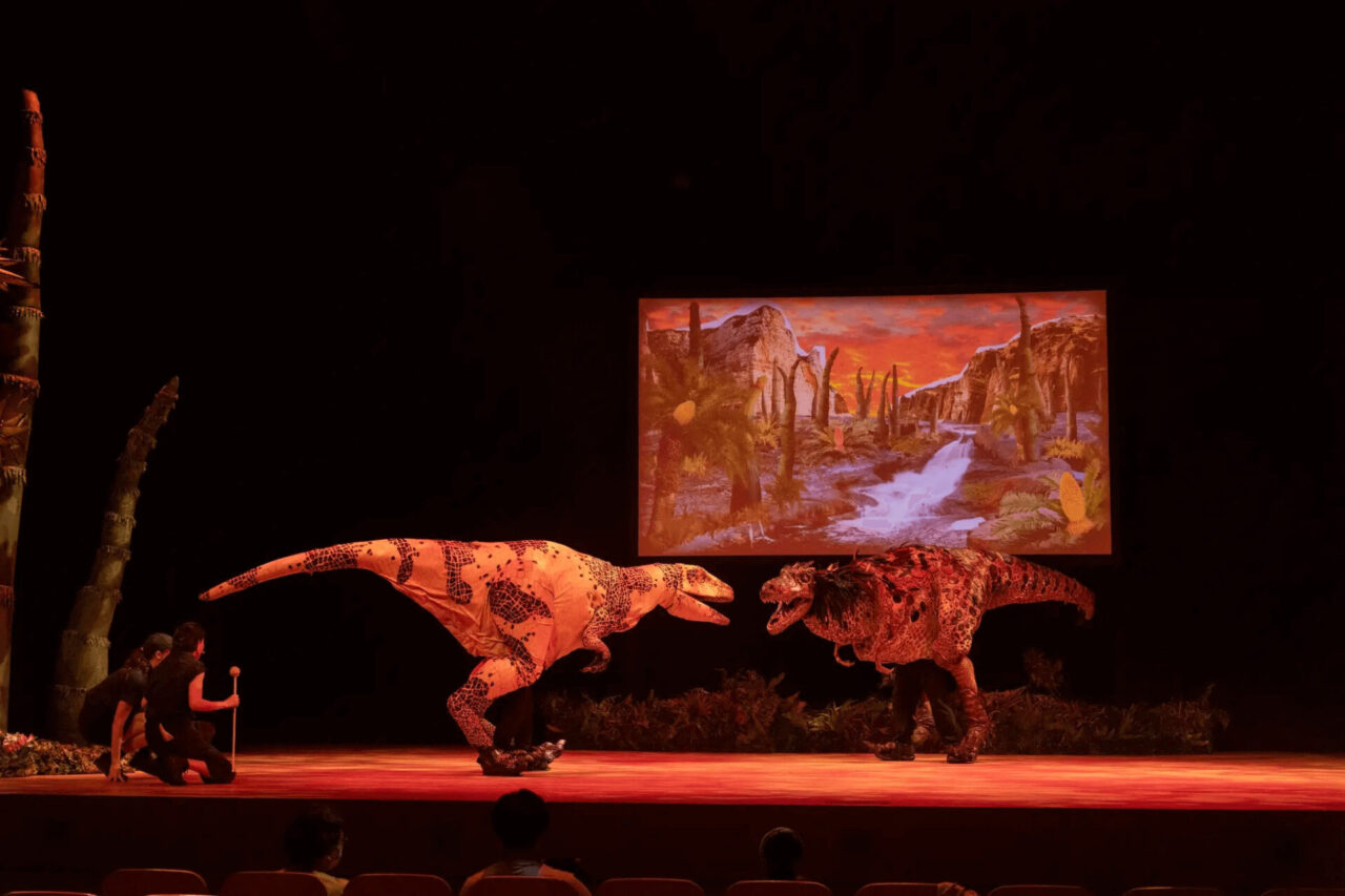 リアル恐竜ショー「恐竜パーク」ショーの様子：ティラノサウルスとフクイラプトル